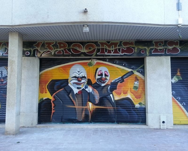 Acceso exterior decorado